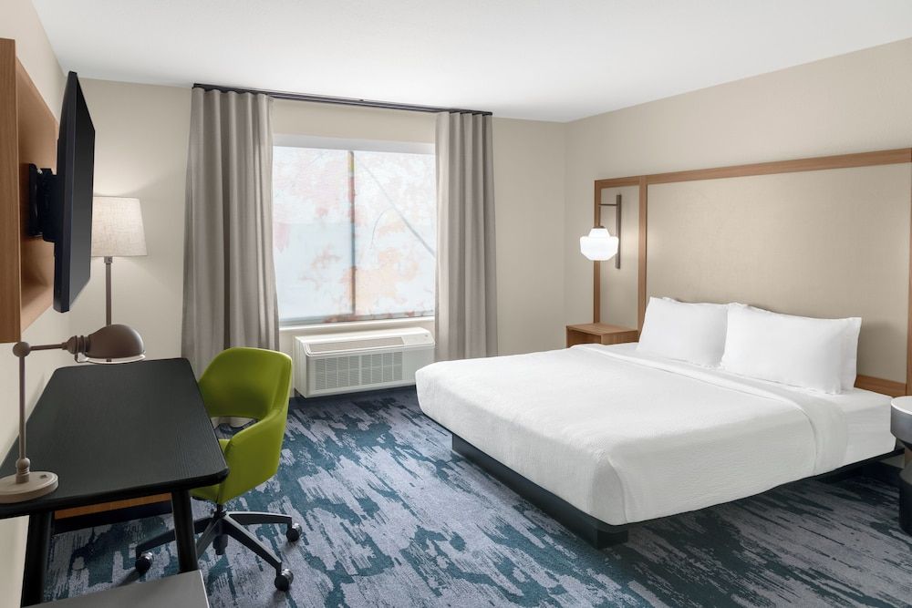 Standard Room, 1 King Bed, Non Smoking (Hearing Accessible)