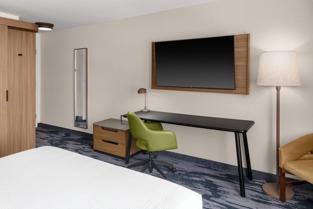 Standard Room, 1 King Bed, Non Smoking (Mobility/Hearing Access, Roll-in Shwr)