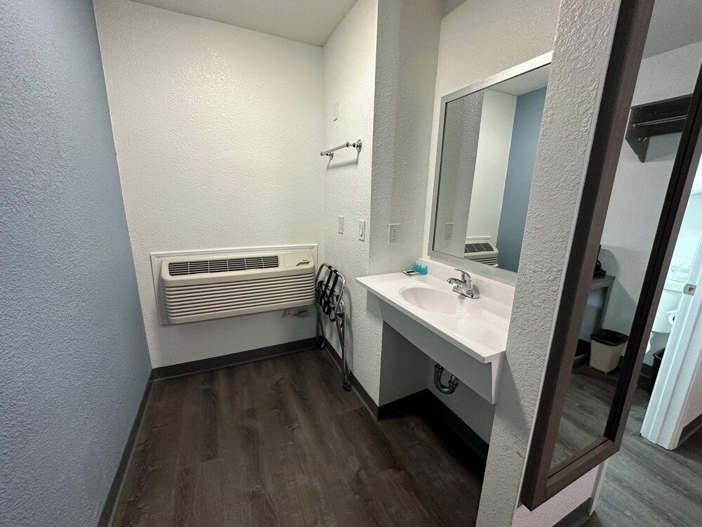 Sands Motel Basic Double Room 10