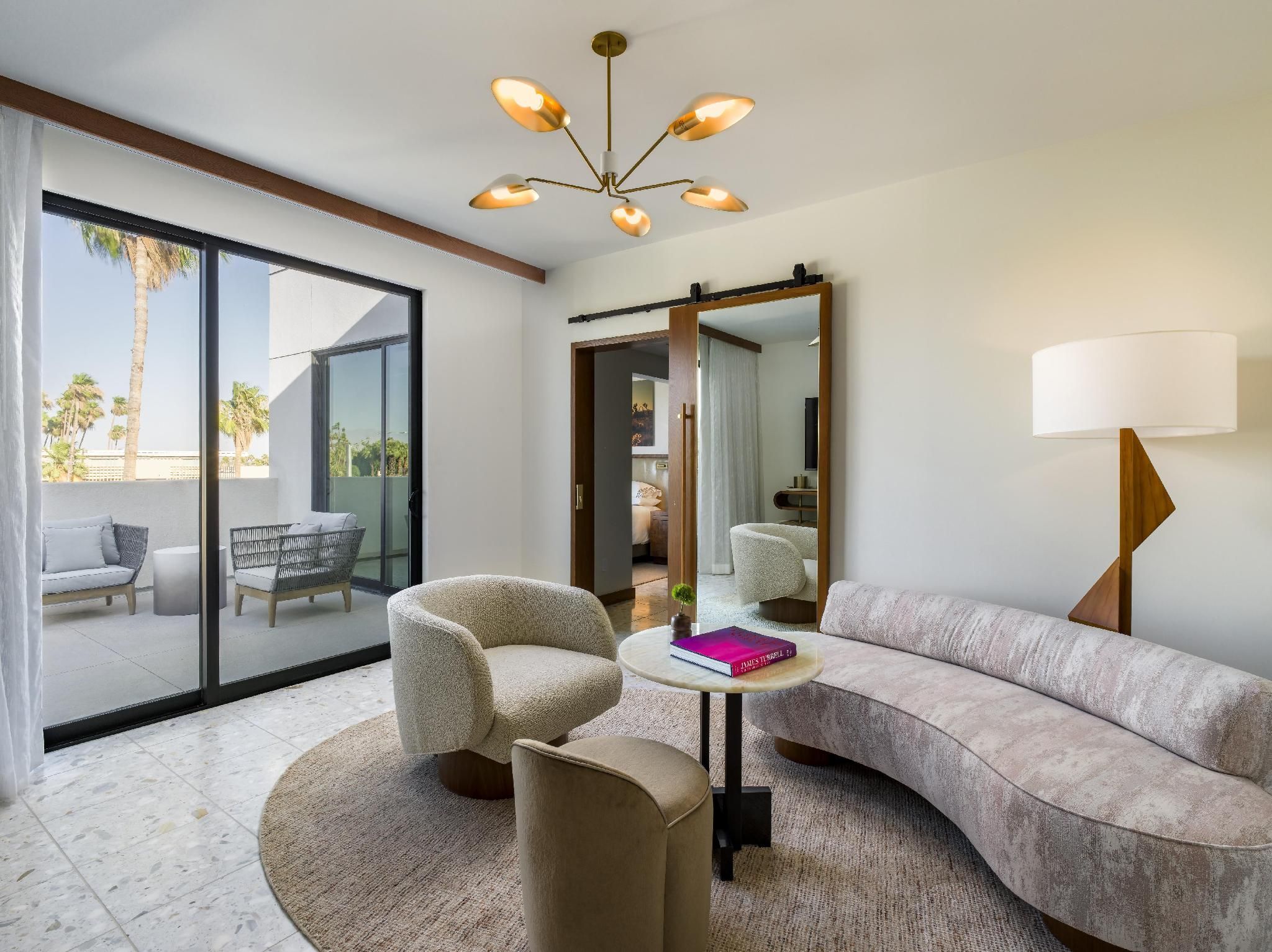 Palm Courtyard Suite Accessible Tub