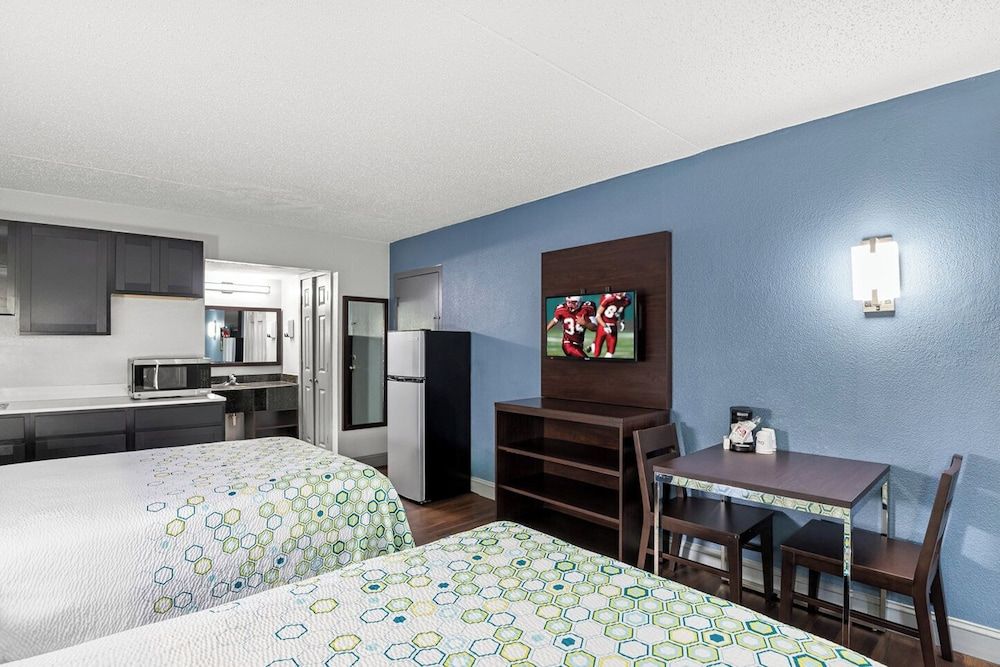 HomeTowne Studios by Red Roof Richmond - Airport/Sandston Studio, 2 Double Beds, Non Smoking 2