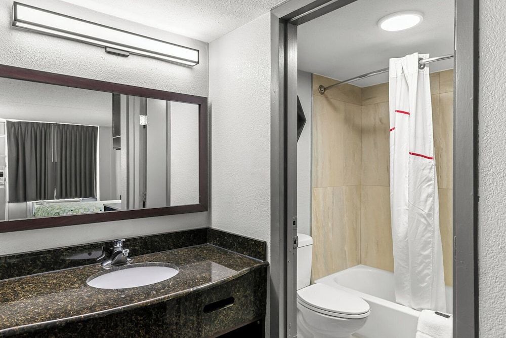 HomeTowne Studios by Red Roof Richmond - Airport/Sandston Studio, 2 Double Beds, Non Smoking 4