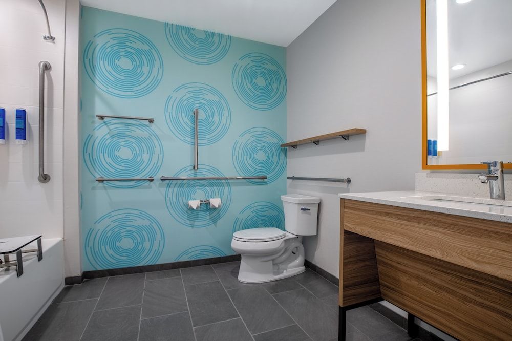 Tru By Hilton Anderson Room, 1 King Bed, Accessible (Hearing) 3