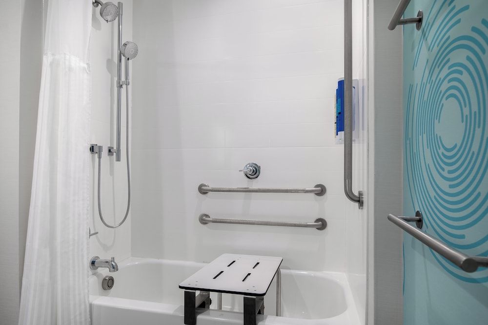 Tru By Hilton Anderson Room, 1 King Bed, Accessible (Hearing) 4