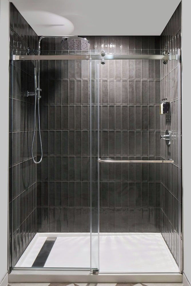 Hotel Celare, Cincinnati Midtown, a Tribute Portfolio Hotel Room, 1 King Bed, Non Smoking, Corner 3