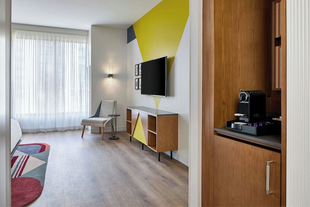 Hotel Celare, Cincinnati Midtown, a Tribute Portfolio Hotel Room, 1 King Bed, Non Smoking (Mobility Accessible, Roll-in Shower) 10