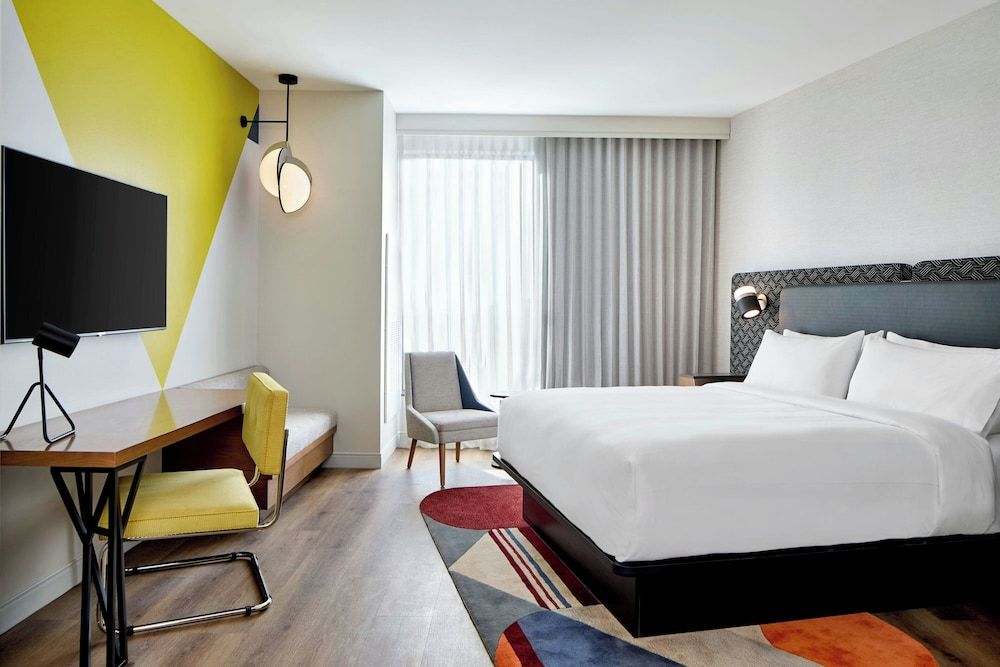 Hotel Celare, Cincinnati Midtown, a Tribute Portfolio Hotel Room, 1 King Bed, Non Smoking (Mobility Accessible, Roll-in Shower) 2