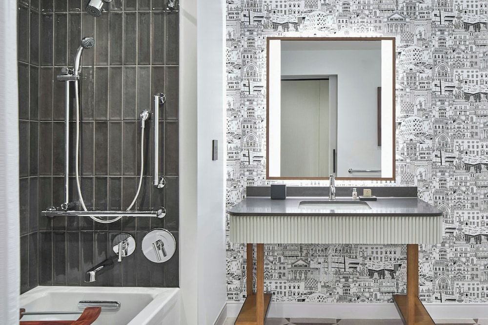 Hotel Celare, Cincinnati Midtown, a Tribute Portfolio Hotel Room, 2 Queen Beds, Non Smoking (Mobility Accessible, Tub) 3