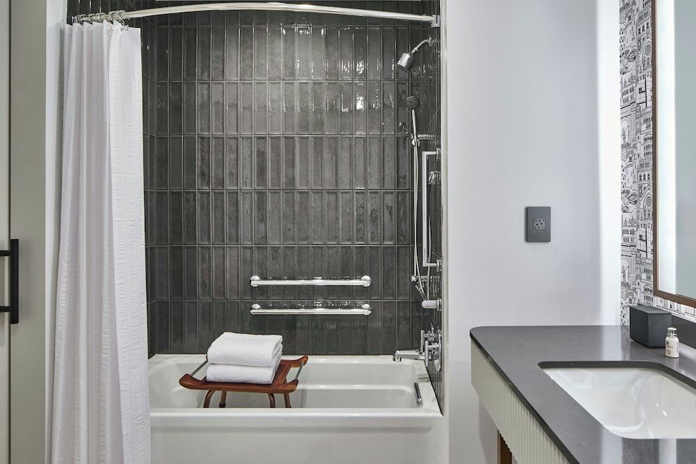 Hotel Celare, Cincinnati Midtown, a Tribute Portfolio Hotel Room, 2 Queen Beds, Non Smoking (Mobility Accessible, Tub) 4