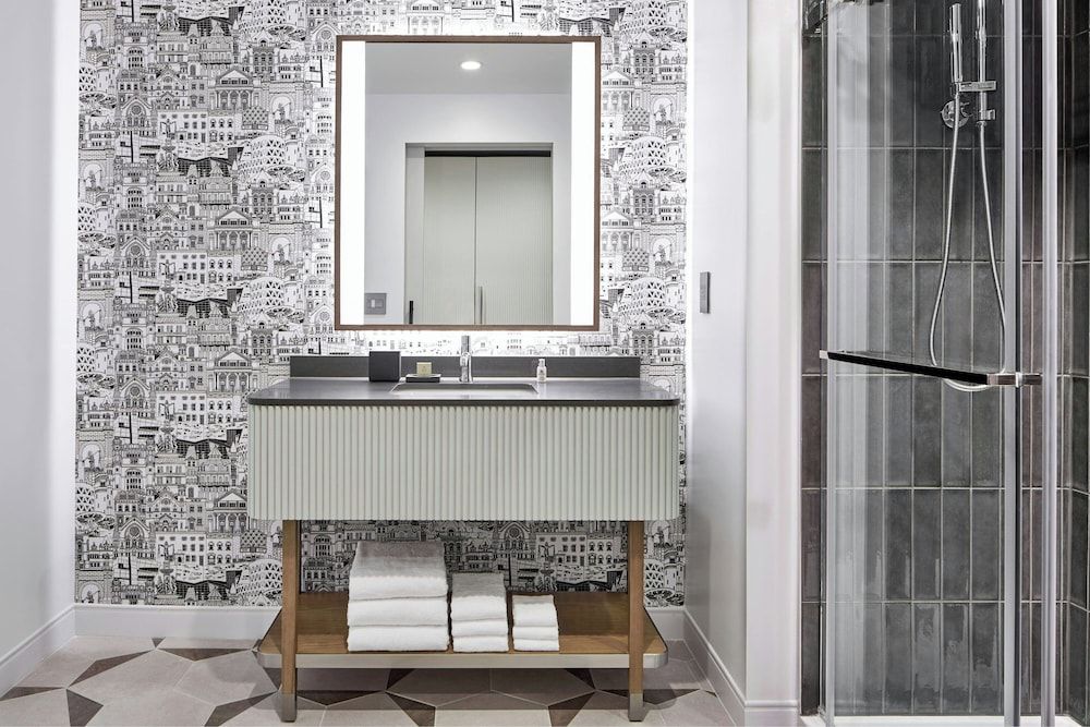 Hotel Celare, Cincinnati Midtown, a Tribute Portfolio Hotel Room, 1 King Bed, Non Smoking, Corner 4