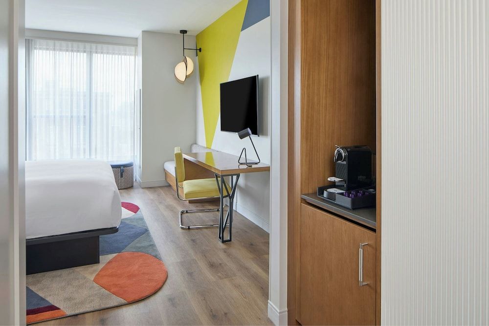 Hotel Celare, Cincinnati Midtown, a Tribute Portfolio Hotel Room, 1 King Bed, Non Smoking, Corner 6