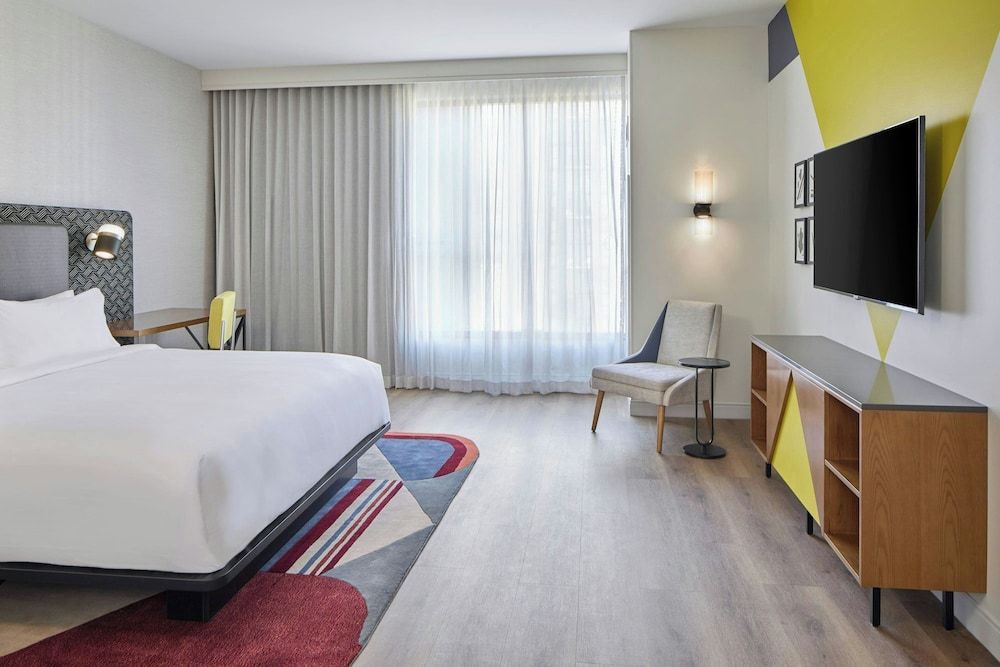 Hotel Celare, Cincinnati Midtown, a Tribute Portfolio Hotel Room, 1 King Bed, Non Smoking (Mobility Accessible, Roll-in Shower) 4