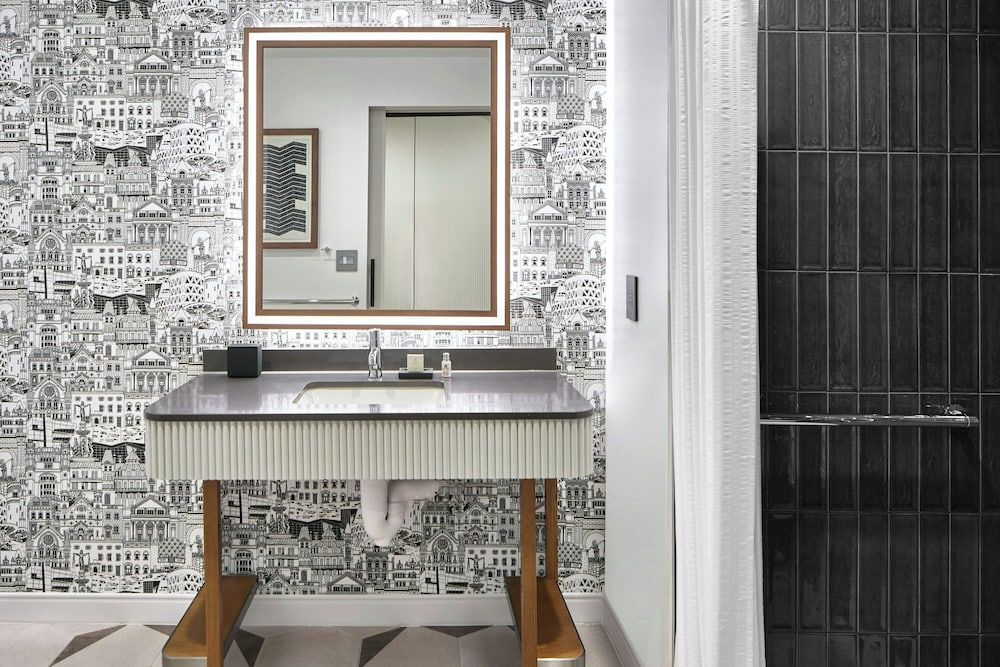 Hotel Celare, Cincinnati Midtown, a Tribute Portfolio Hotel Room, 1 King Bed, Non Smoking (Mobility Accessible, Roll-in Shower) 7