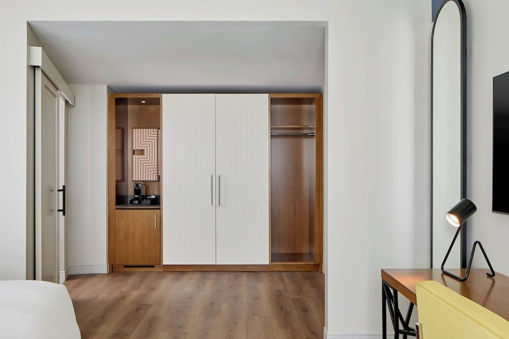 Hotel Celare, Cincinnati Midtown, a Tribute Portfolio Hotel Room, 1 King Bed, Non Smoking (Mobility Accessible, Roll-in Shower) 11