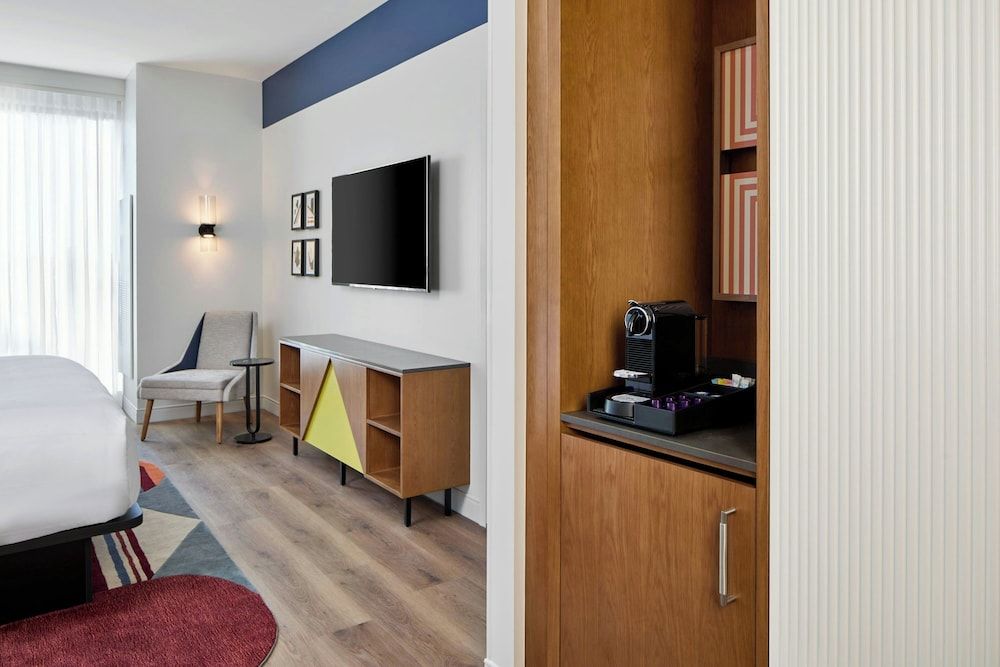 Hotel Celare, Cincinnati Midtown, a Tribute Portfolio Hotel Room, 1 King Bed, Non Smoking (Mobility Accessible, Roll-in Shower) 9