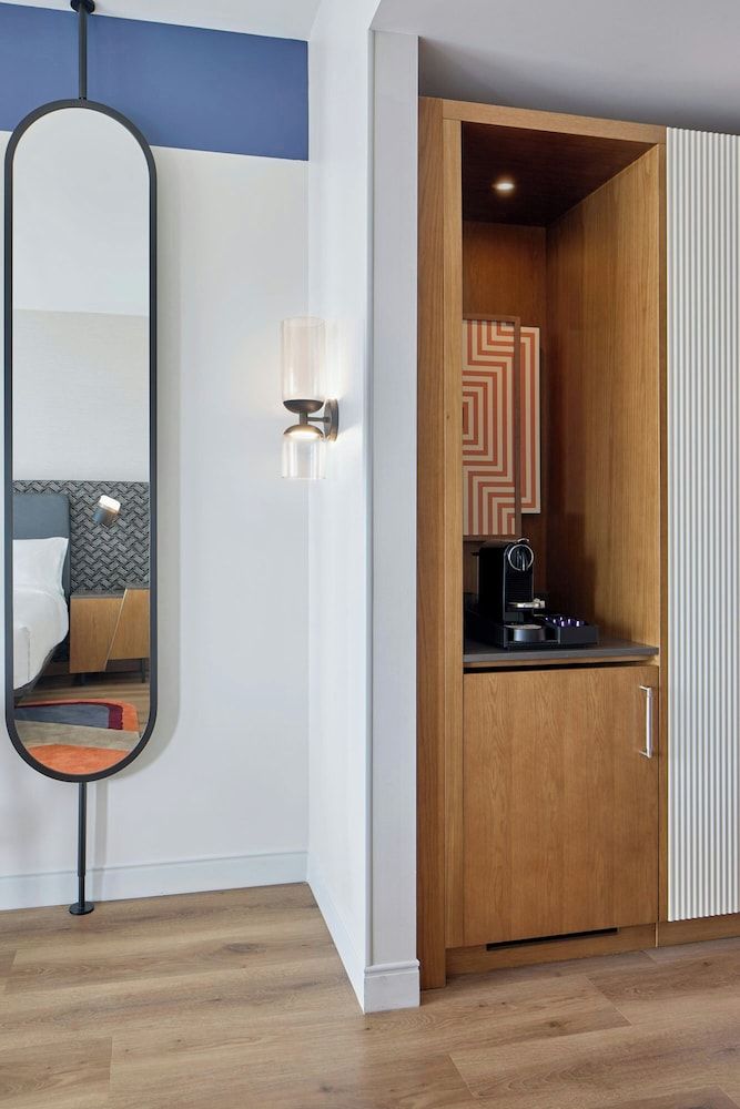 Hotel Celare, Cincinnati Midtown, a Tribute Portfolio Hotel Room, 1 King Bed, Non Smoking, Corner 7