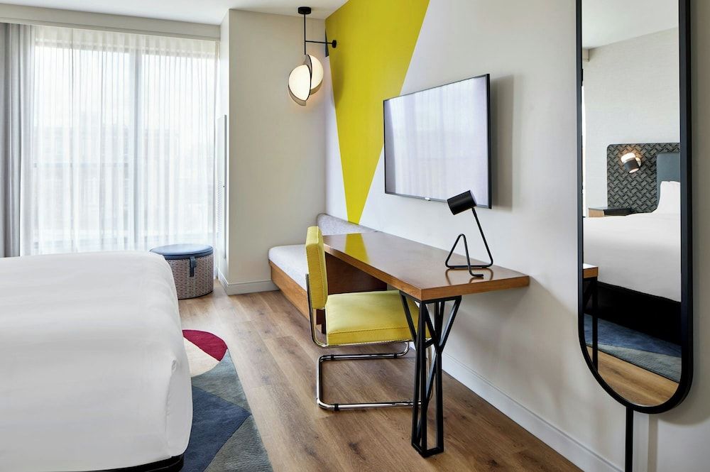 Hotel Celare, Cincinnati Midtown, a Tribute Portfolio Hotel Room, 1 King Bed, Non Smoking, Corner 5