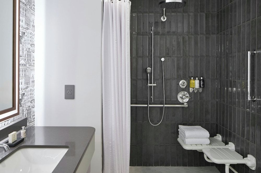 Hotel Celare, Cincinnati Midtown, a Tribute Portfolio Hotel Room, 1 King Bed, Non Smoking (Mobility Accessible, Roll-in Shower) 6