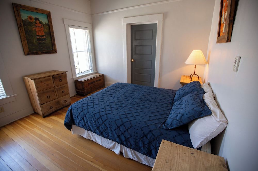 Comfort Room, 1 Queen Bed, Lake View