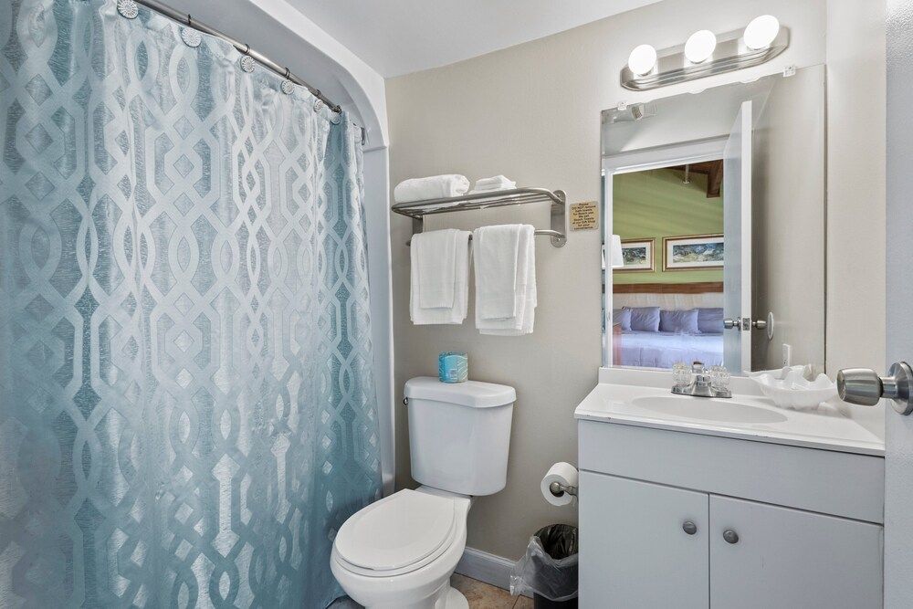 Oceanfront Inn II Room, 1 King Bed, Balcony, Garden View (Oceanfront Inn Room #14) 4