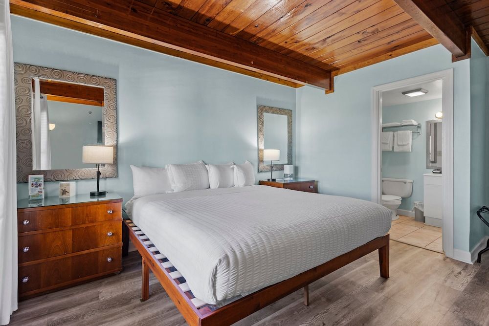 Oceanfront Inn II Room, 1 King Bed, Balcony, Ocean View (Oceanfront Inn Room #8 ) 2