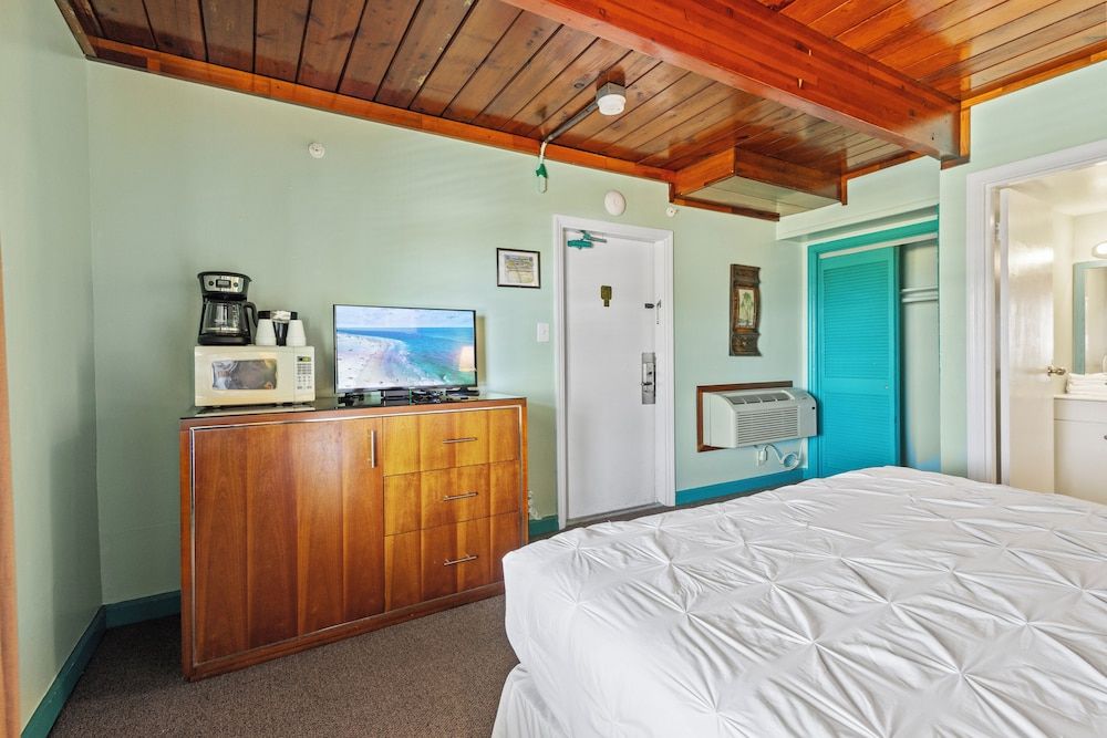 Oceanfront Inn II Room, 1 King Bed, Balcony, Ocean View (Oceanfront Inn Room #7)