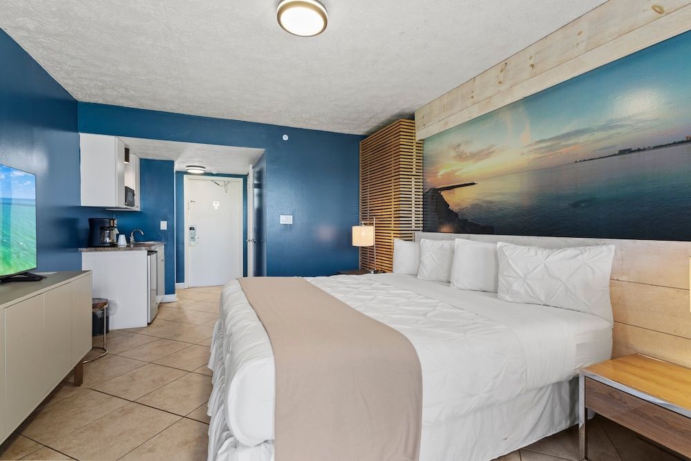 Oceanfront Inn Room, 1 King Bed, Balcony, Ocean View (Oceanfront Inn Room #17) 2