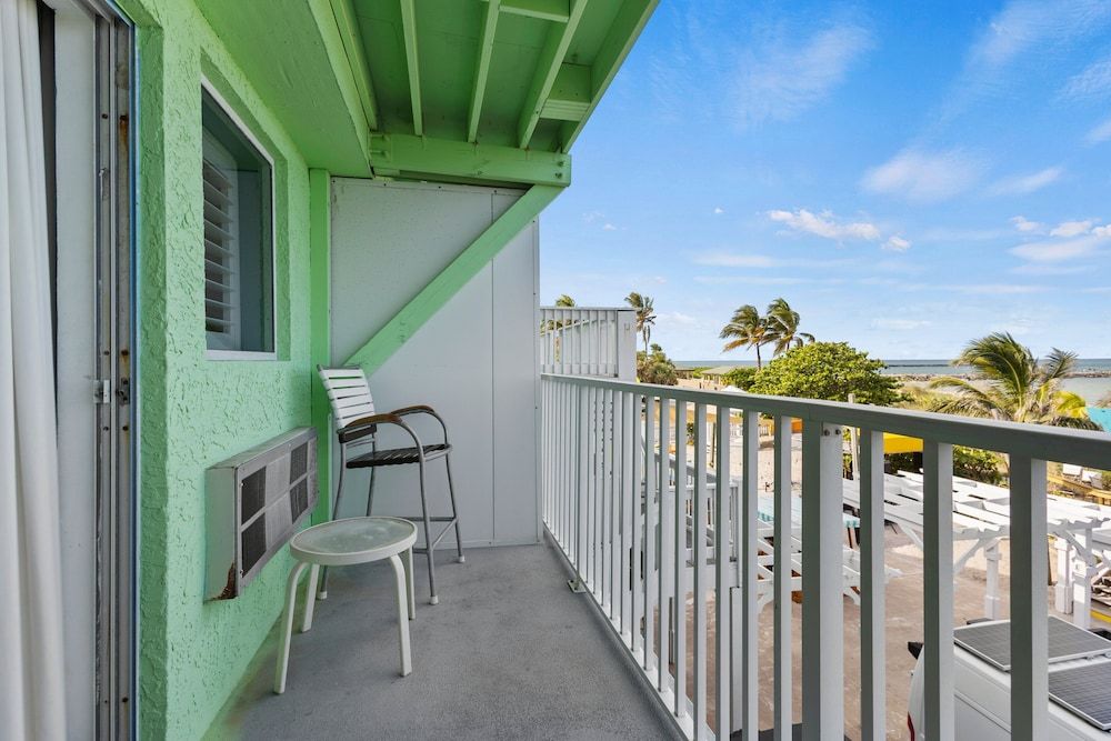 Oceanfront Inn Room, 1 King Bed, Balcony, Ocean View (Oceanfront Inn Room #17) 3
