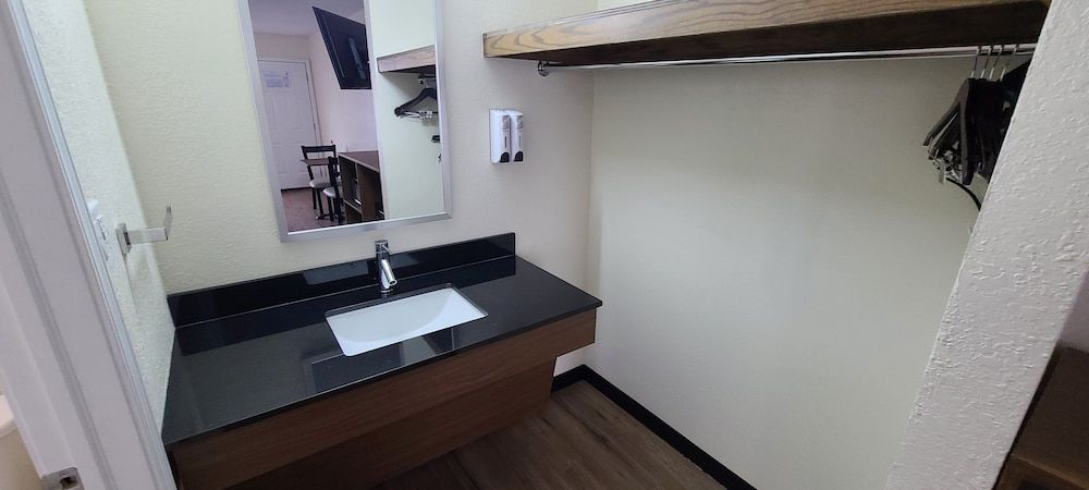 Red Roof Inn Byron Deluxe Room, 1 Queen Bed, Non Smoking 9