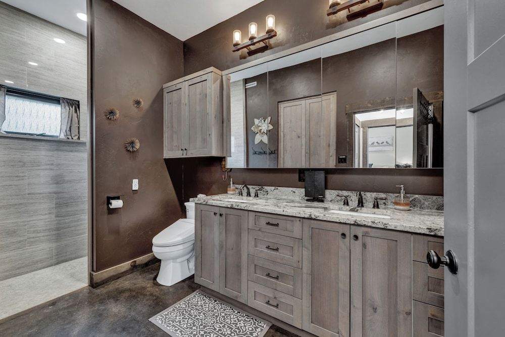 House, 1 King Bed with Sofa bed, Pool Access (West End Nest with Hot TuB)