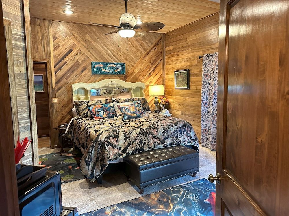 Hawaii Magic Skies Farmstay Luxury Double Room, 1 King Bed, Private Bathroom, Lagoon View 3