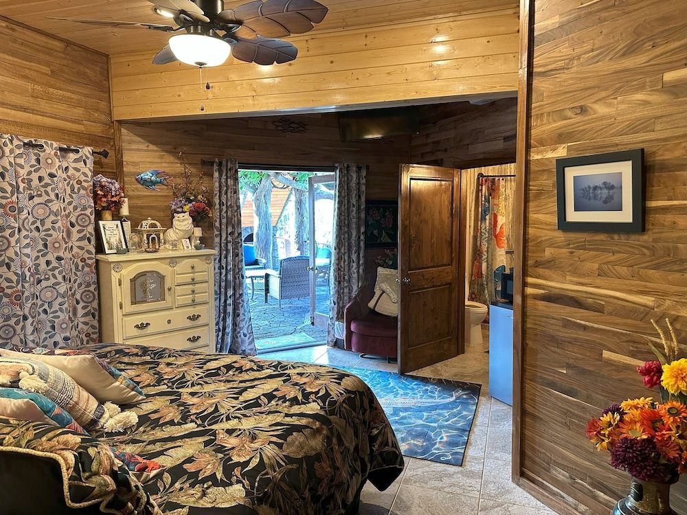 Hawaii Magic Skies Farmstay Luxury Double Room, 1 King Bed, Private Bathroom, Lagoon View 14