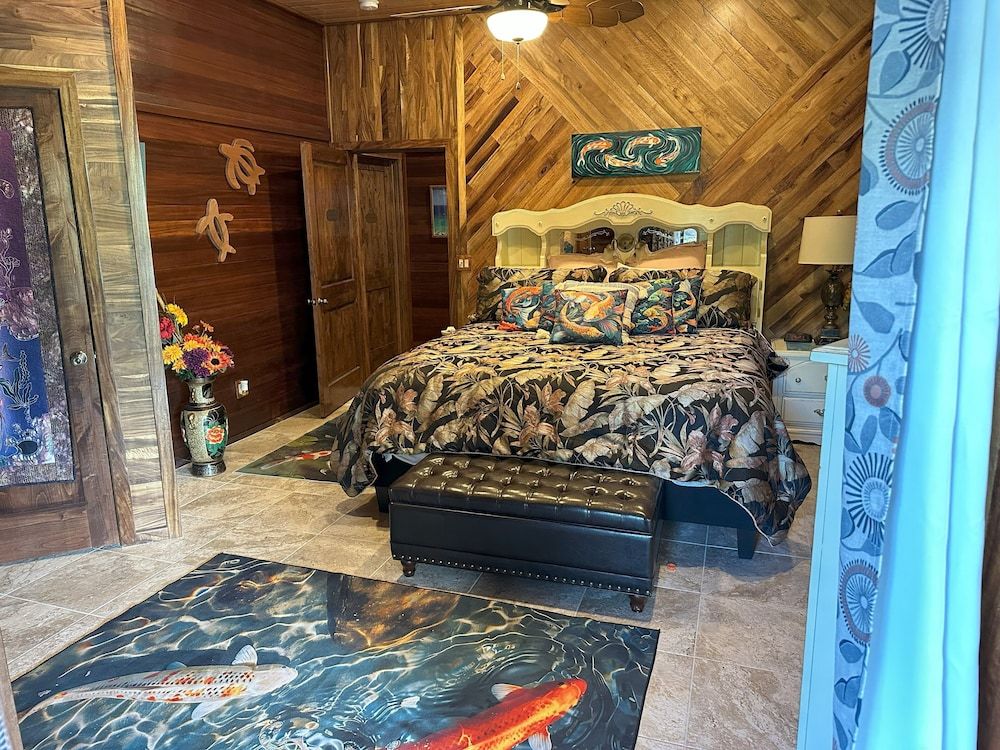 Hawaii Magic Skies Farmstay Luxury Double Room, 1 King Bed, Private Bathroom, Lagoon View