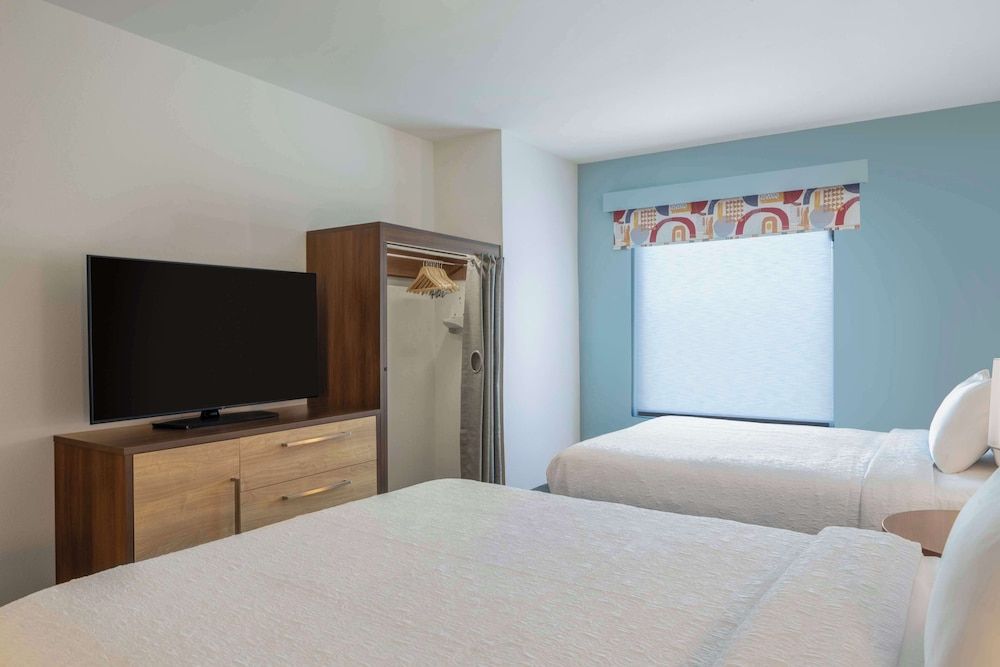 Suite, 2 Queen Beds, Accessible, Bathtub