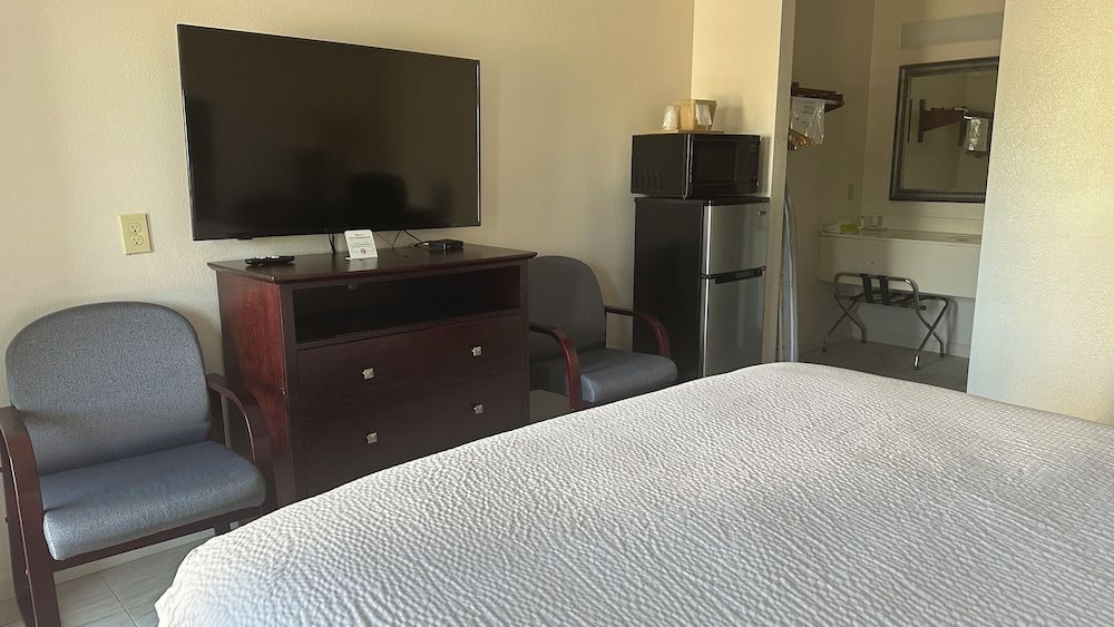 Carom Inn Denham Springs-Baton Rouge Room, 1 King Bed, Non Smoking 11
