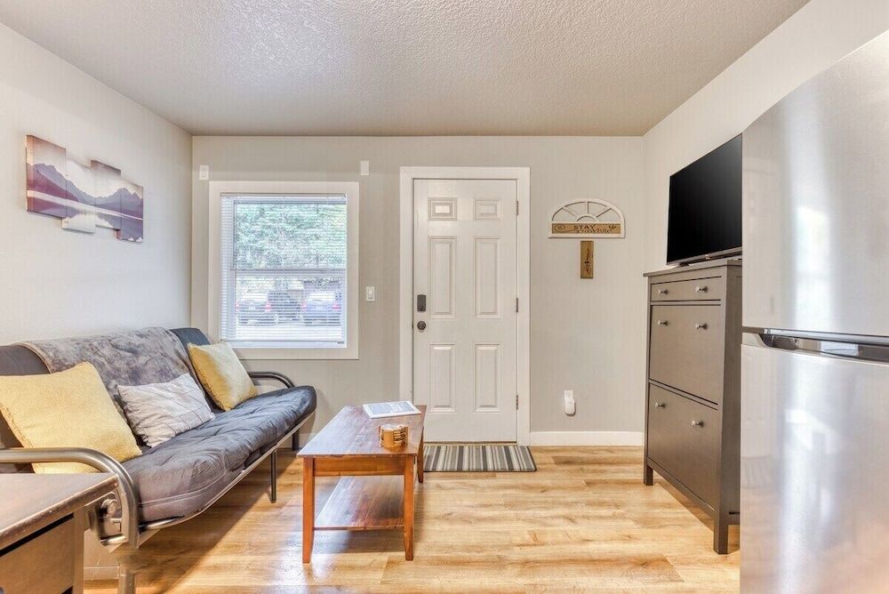 Mt Air Motel Deluxe Apartment, 1 Queen Bed with Sofa bed 3