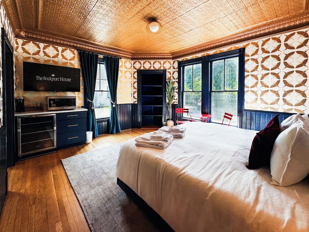 The Rockport House Superior Room, 1 King Bed, Non Smoking, Microwave 3