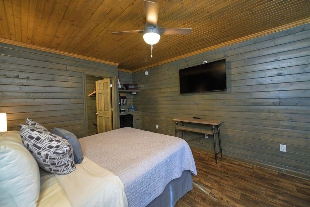 Turn On Inn Club Cabin 4