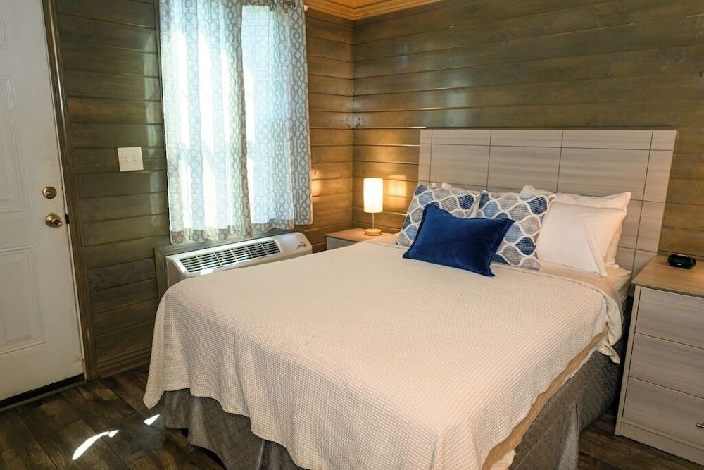 Turn On Inn Junior Cabin