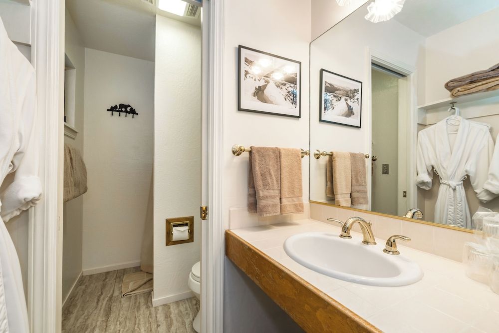 Donner Lake Inn Deluxe Studio Suite, Multiple Beds, Refrigerator & Microwave, Ground Floor 4