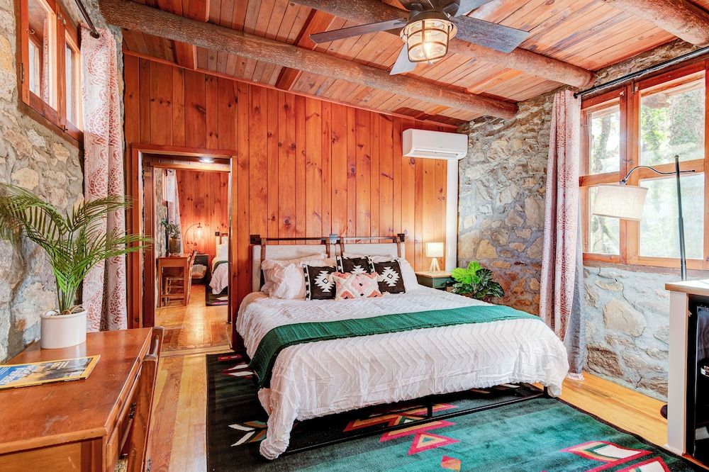 Charming Lodge Suite 2/bedrooms & Baths