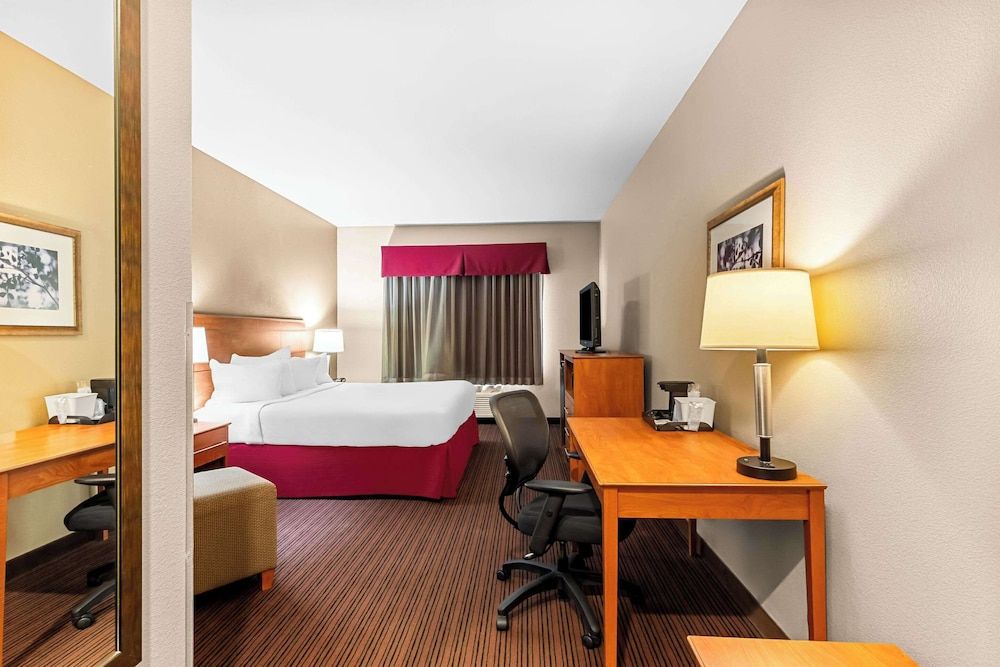 Quality Inn Standard Room, 1 King Bed, Non Smoking 3