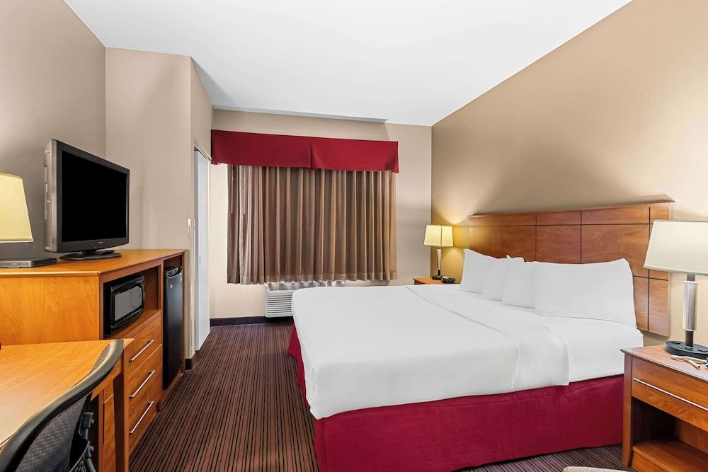 Quality Inn Room, 1 King Bed, Accessible, Non Smoking 3