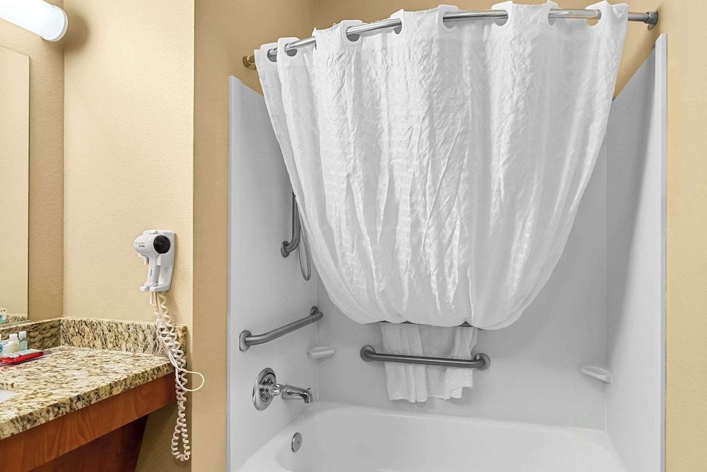 Quality Inn Room, 1 King Bed, Accessible, Non Smoking 4