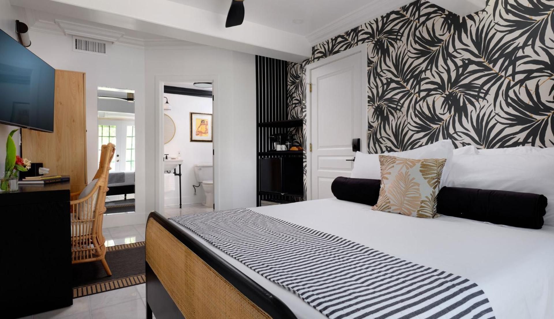 Deluxe Queen Suite