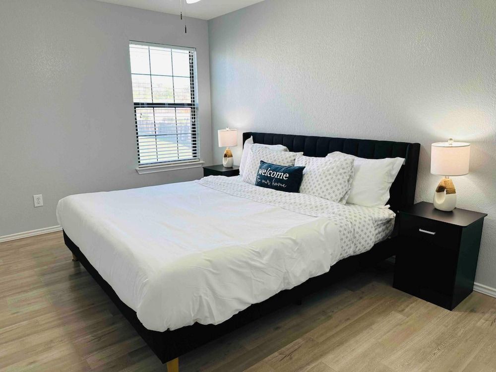 Autin - Family & Groups - Modern Lux House 6