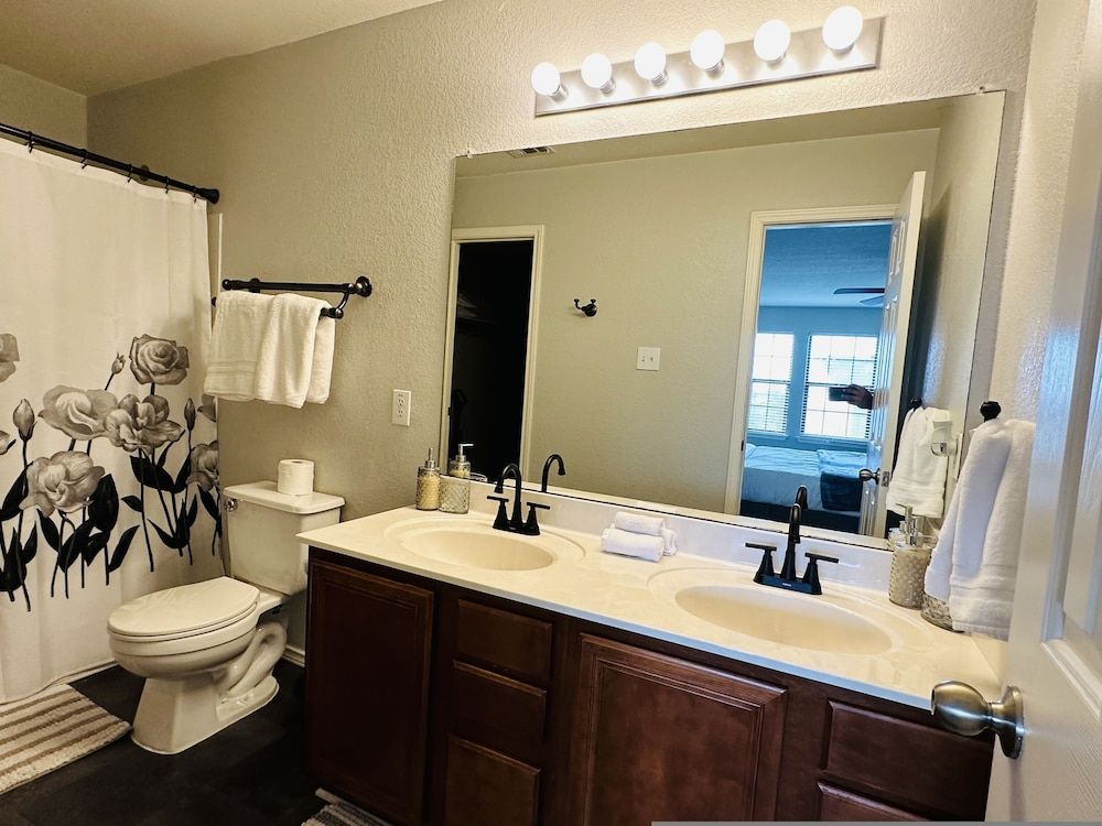 Autin - Family & Groups - Modern Lux House 9