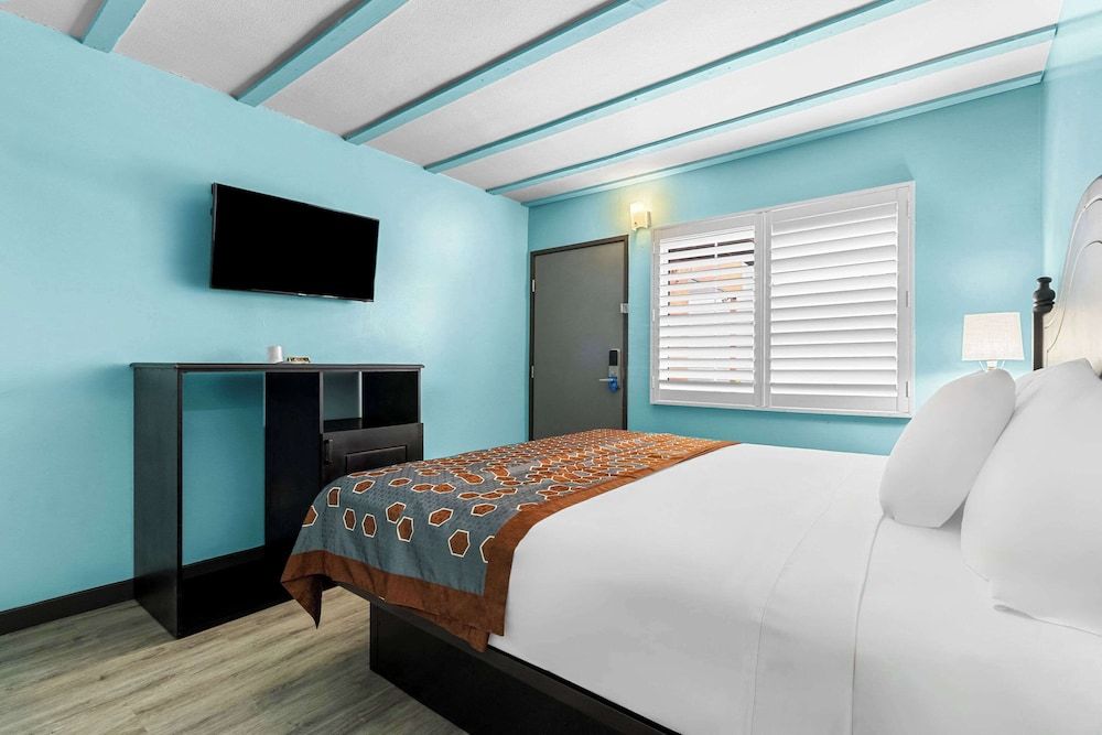 Rodeway Inn & Suites North Hollywood Burbank Airport - Universal Area Standard Room, 1 King Bed, Non Smoking 3