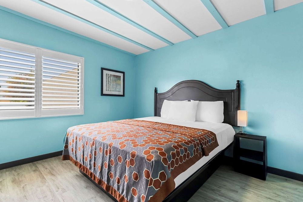 Rodeway Inn & Suites North Hollywood Burbank Airport - Universal Area Standard Room, Multiple Beds, Non Smoking 3