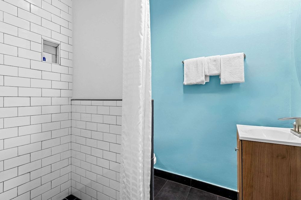 Rodeway Inn & Suites North Hollywood Burbank Airport - Universal Area Standard Room, 1 King Bed, Non Smoking 5